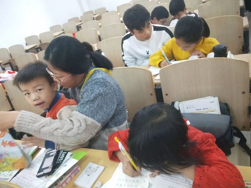 同学们认真教导小朋友.jpg