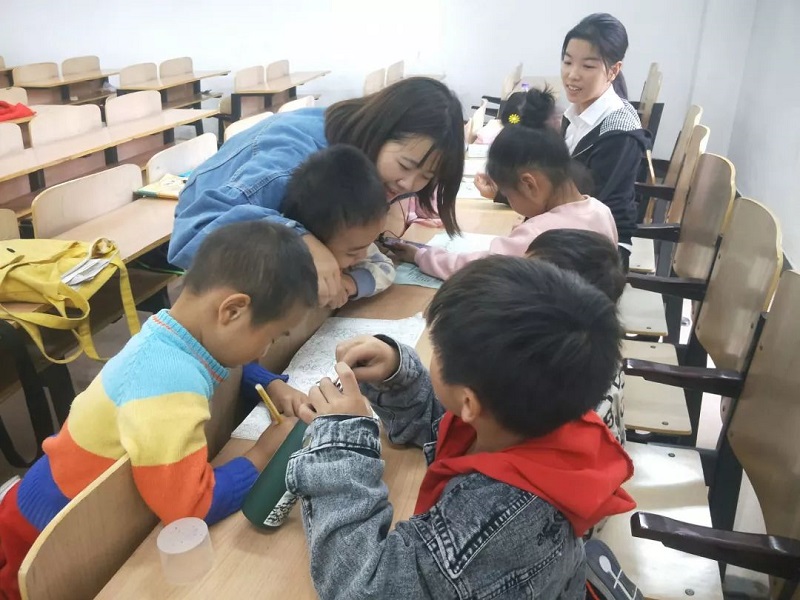 同学们和小朋友玩游戏.jpg 同学们和小朋友玩游戏.jpg