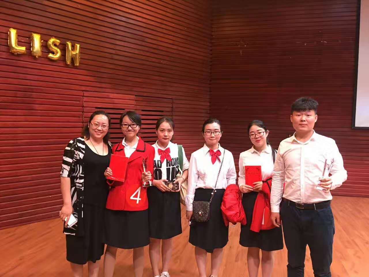 指导学生参加比赛.jpg 指导学生参加比赛.jpg