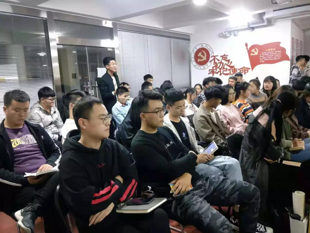 同学们认真听讲.jpg 同学们认真听讲.jpg