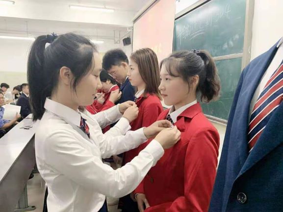 佩戴会徽借你的肩膀.jpg 佩戴会徽借你的肩膀.jpg