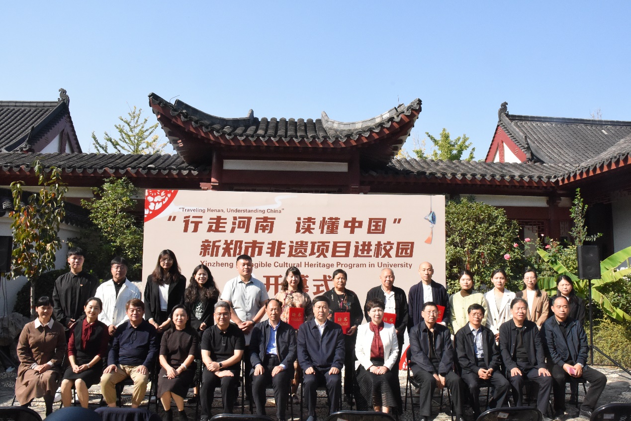 一群人在建筑物前合影描述已自动生成