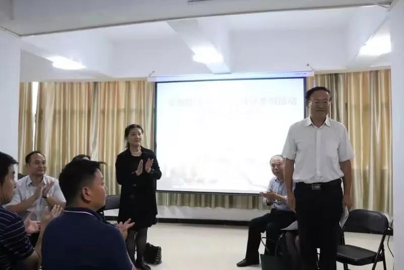 老师演讲.jpg 老师演讲.jpg