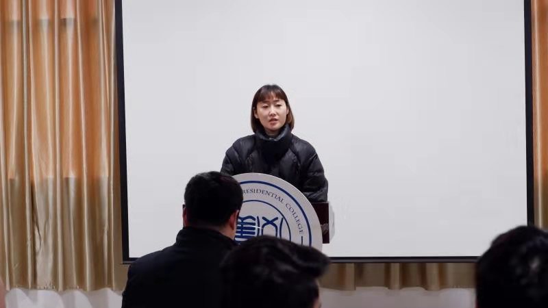 马雪莱老师讲话.jpg 马雪莱老师讲话.jpg