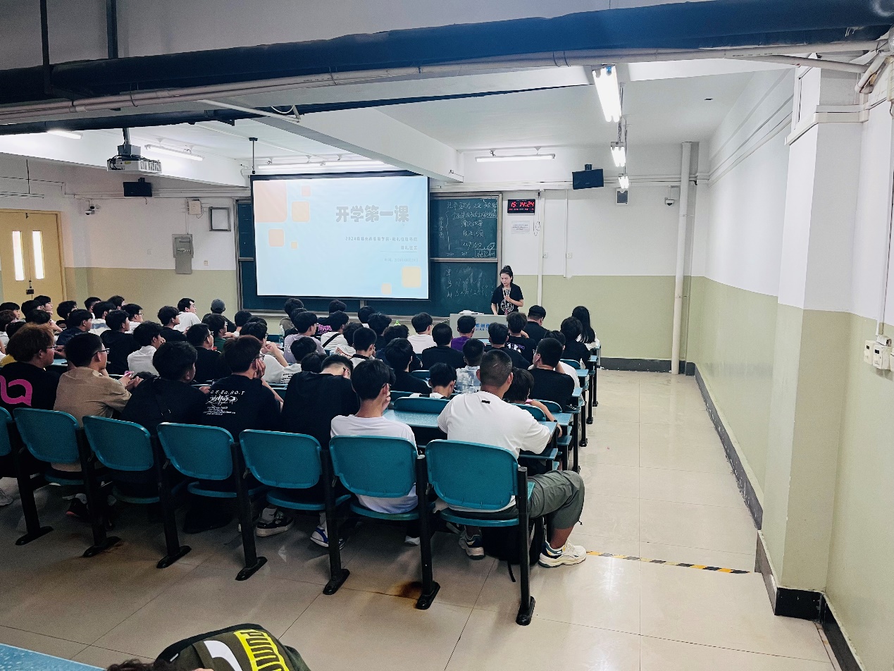 大厅里的人们描述已自动生成 大厅里的人们描述已自动生成