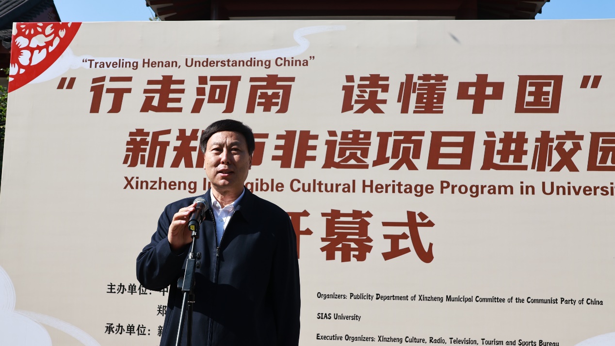 报纸上有人的照片上写着字中度可信度描述已自动生成