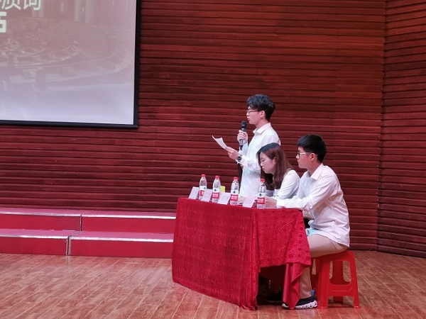 反方辩手.jpg 反方辩手.jpg