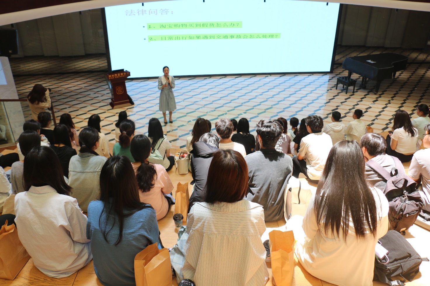 一群人在台上演讲中度可信度描述已自动生成