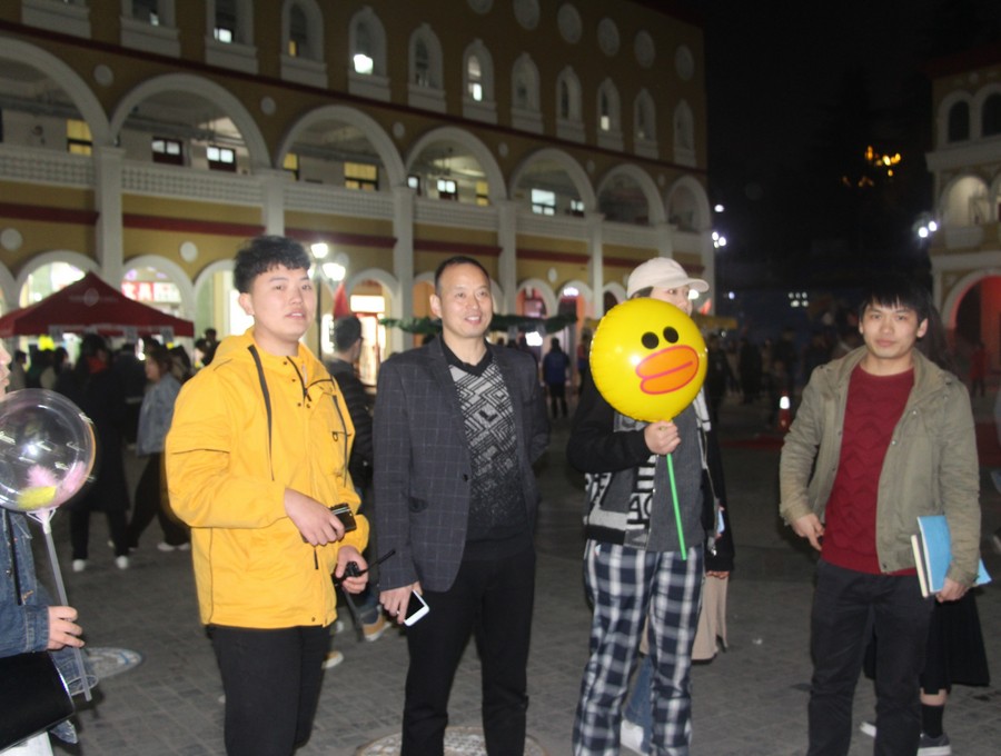 龚老师和校会部长.jpg 龚老师和校会部长.jpg