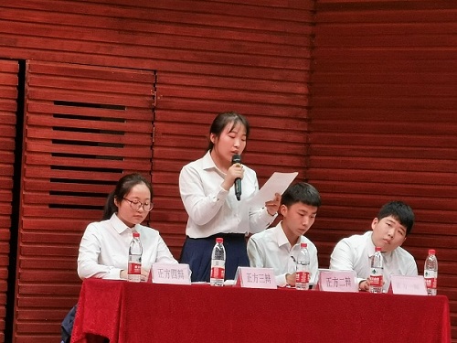 正方辩手.jpg 正方辩手.jpg