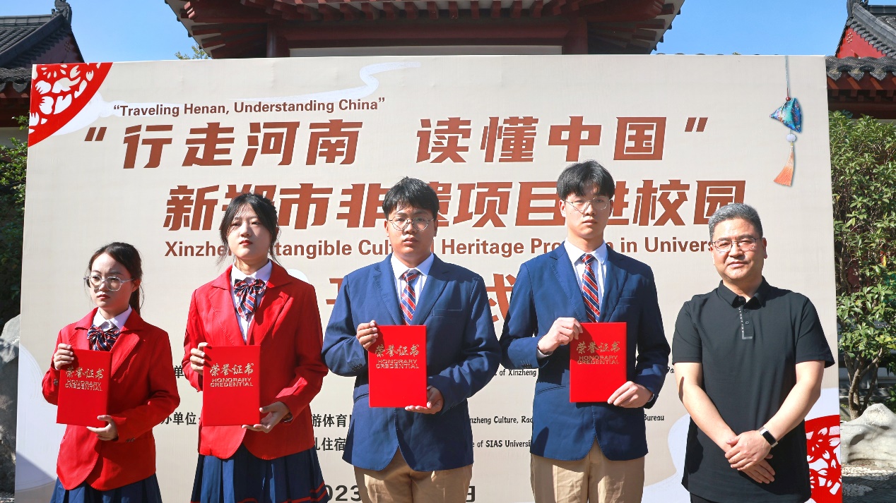 男人们站在一起合影的一群人中度可信度描述已自动生成