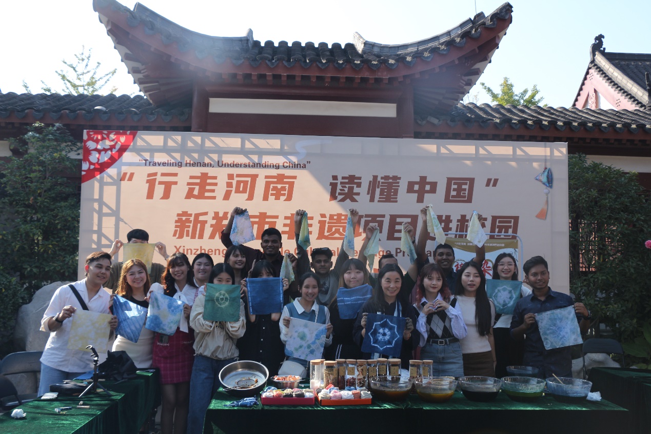 一群人站在建筑的摆设布局中度可信度描述已自动生成