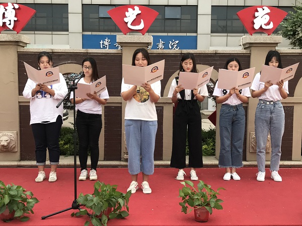 选手朗诵1.jpg 选手朗诵1.jpg