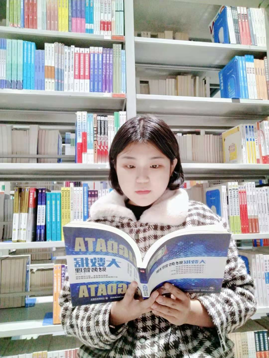 朱莹华1.jpg 朱莹华1.jpg
