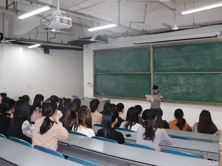 005西六F1第一团支部开展心理疏导.jpg