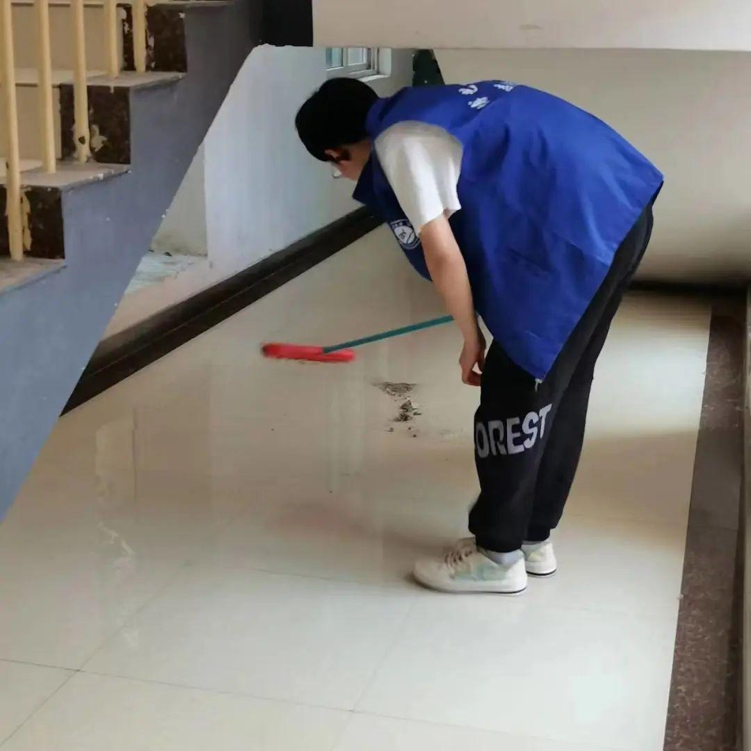 “园丁公寓之行,缔造纯净环境”社区实践活动 “园丁公寓之行,缔造纯净环境”社区实践活动