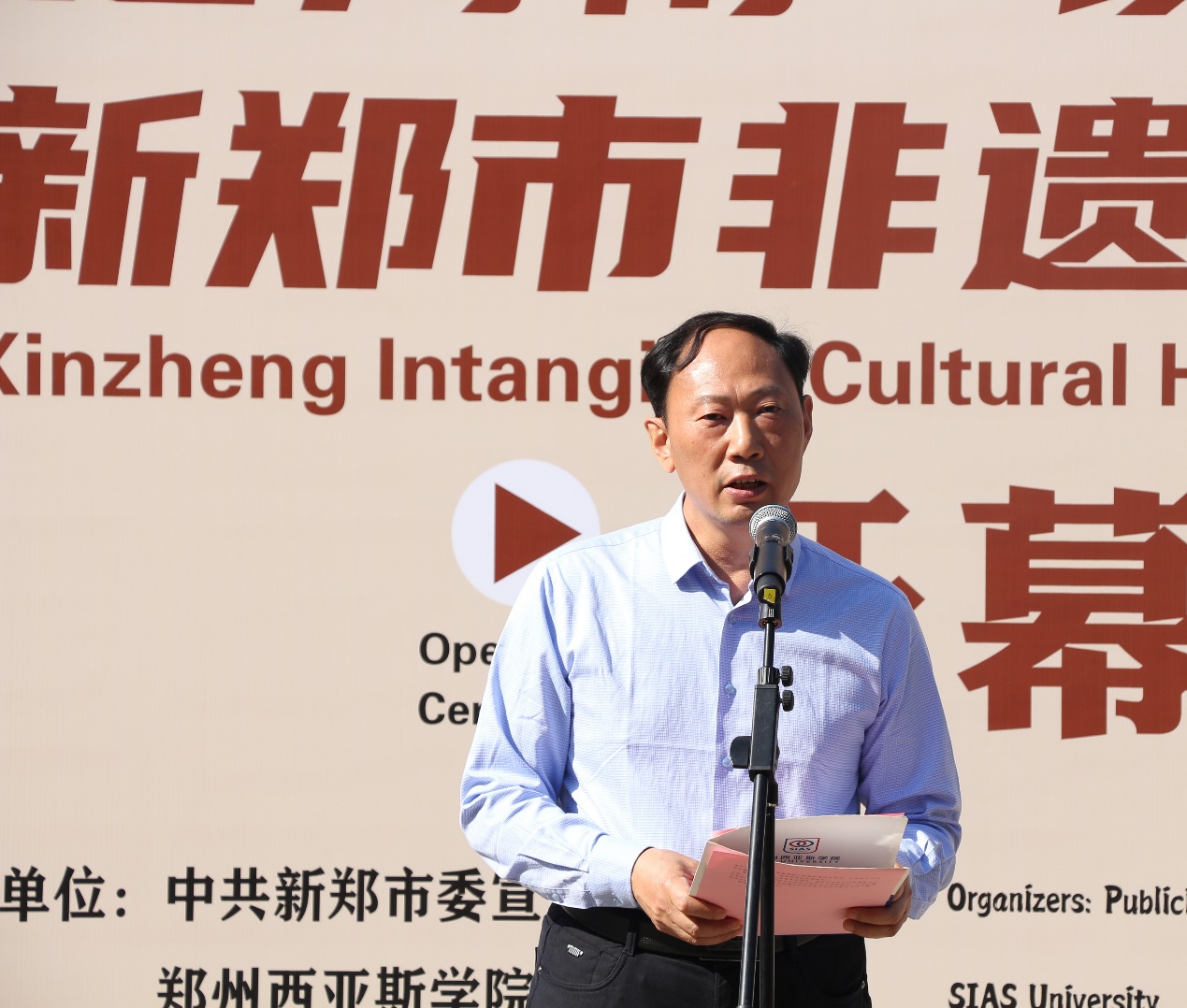 穿着西装笔挺的男子与配字描述已自动生成