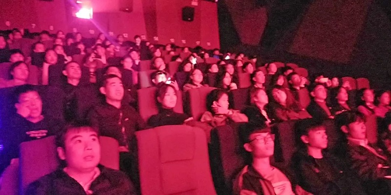 学生们认真观看影片.jpg 学生们认真观看影片.jpg