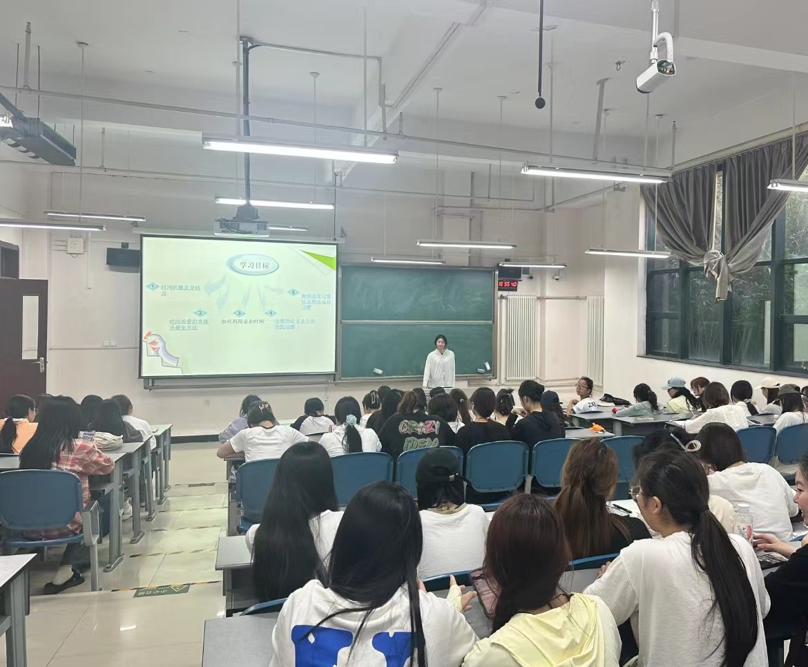 许多人在房间里中度可信度描述已自动生成 许多人在房间里中度可信度描述已自动生成