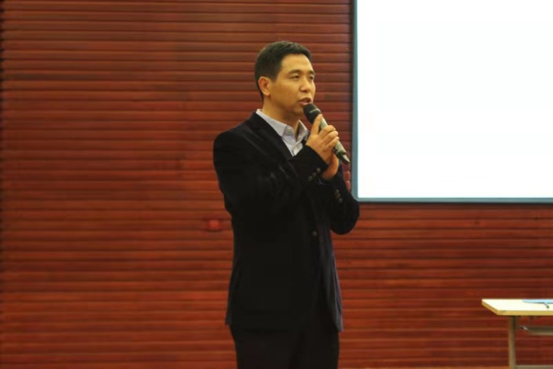 老师进行点评.jpg 老师进行点评.jpg