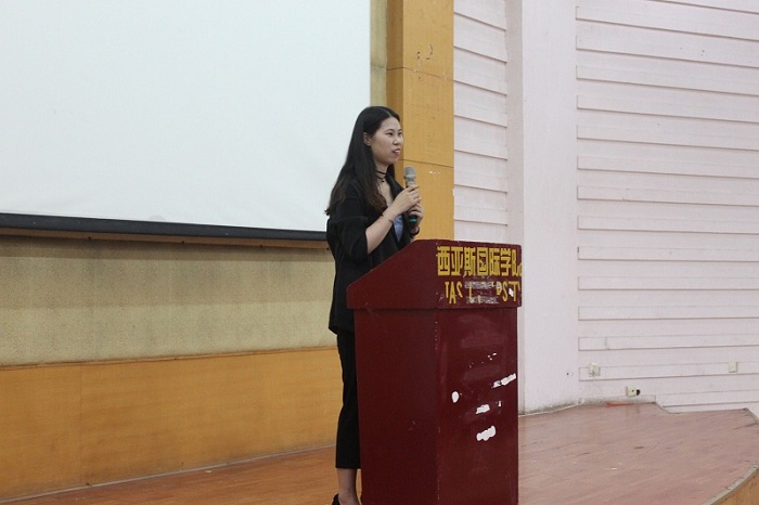 马蕊老师进行讲话.jpg 马蕊老师进行讲话.jpg