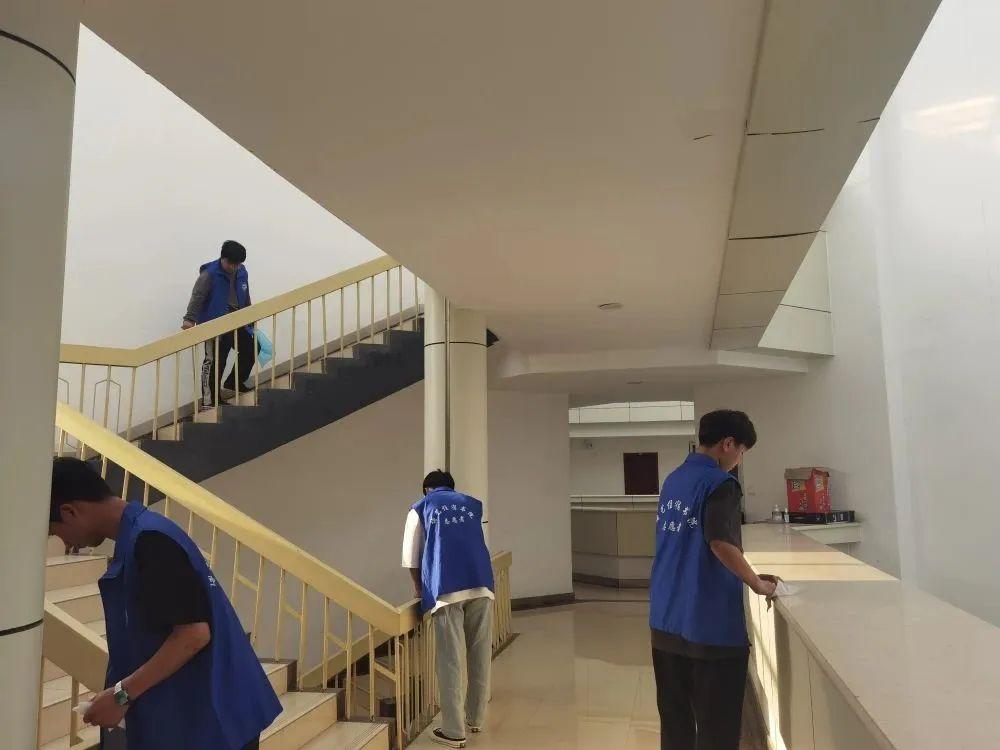 “园丁公寓之行,缔造纯净环境”社区实践活动 “园丁公寓之行,缔造纯净环境”社区实践活动