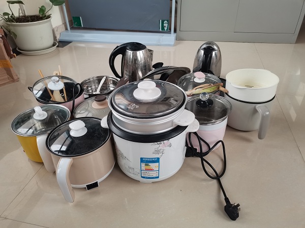 收缴的违规大功率电器.jpg 收缴的违规大功率电器.jpg