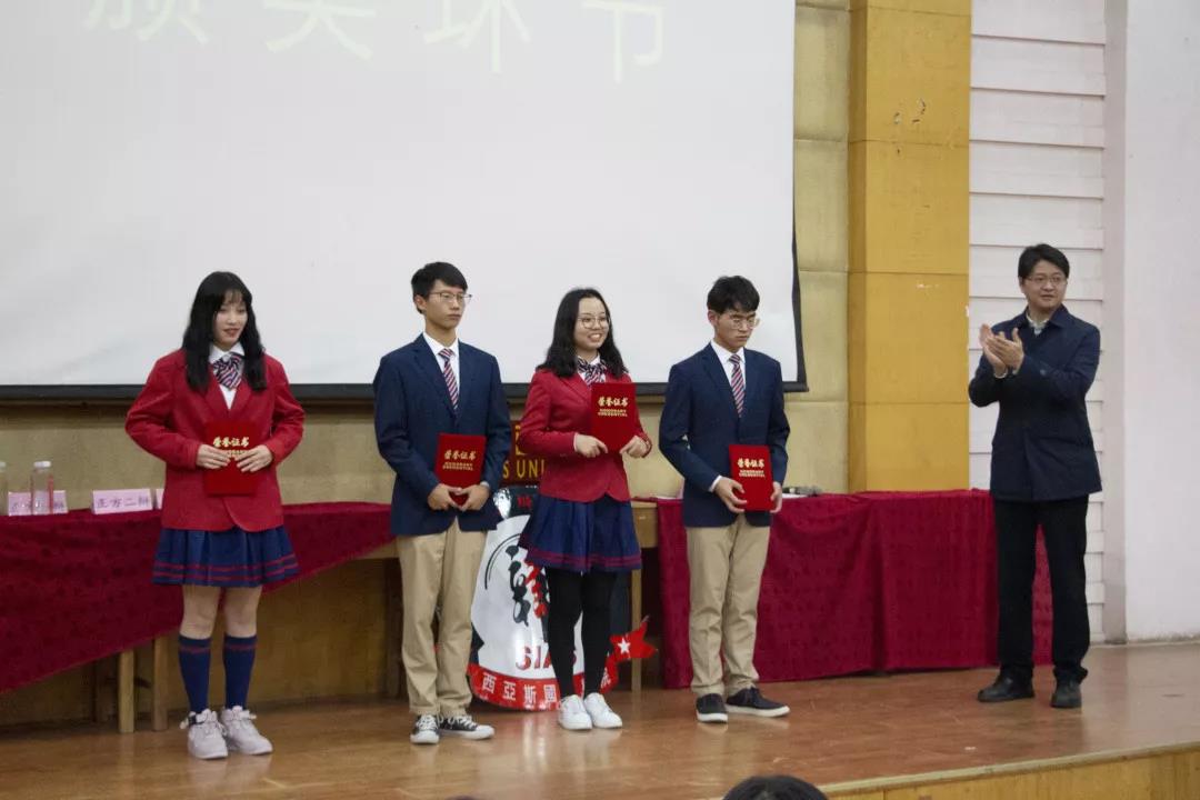 党总支副书记牛志革为冠军颁奖.jpg 党总支副书记牛志革为冠军颁奖.jpg