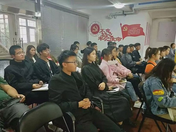 知行住宿书院分团委学生会宣传部展开摄影工作培训1.jpg 知行住宿书院分团委学生会宣传部展开摄影工作培训1.jpg