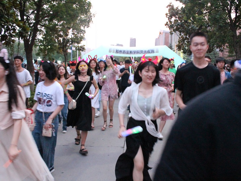 荧光夜跑 (2).jpg 荧光夜跑 (2).jpg