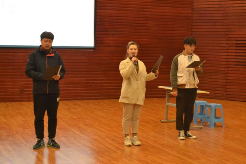 主持人宣布比赛正式开始.jpg