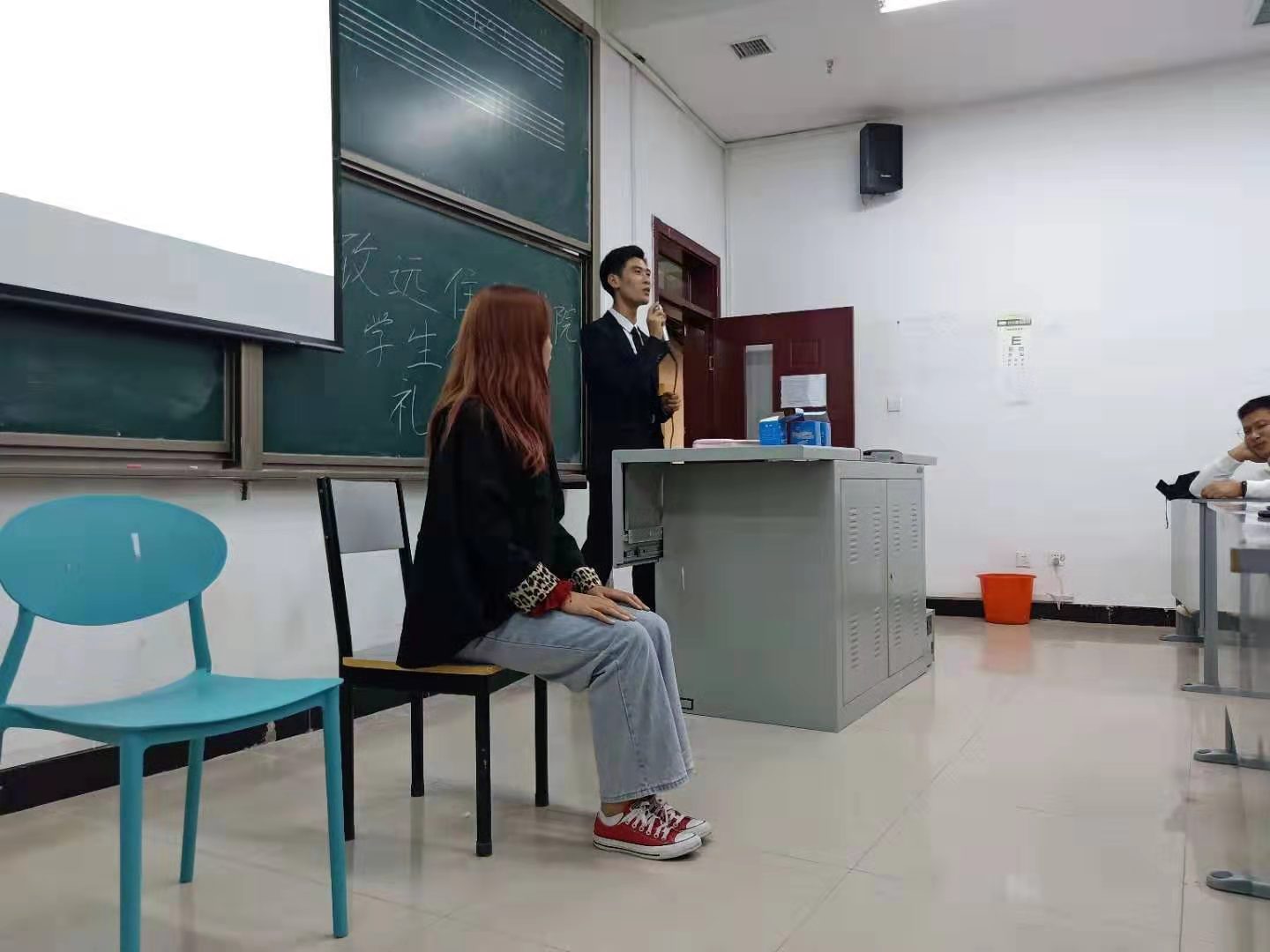 学生礼仪示范 2.jpg 学生礼仪示范 2.jpg