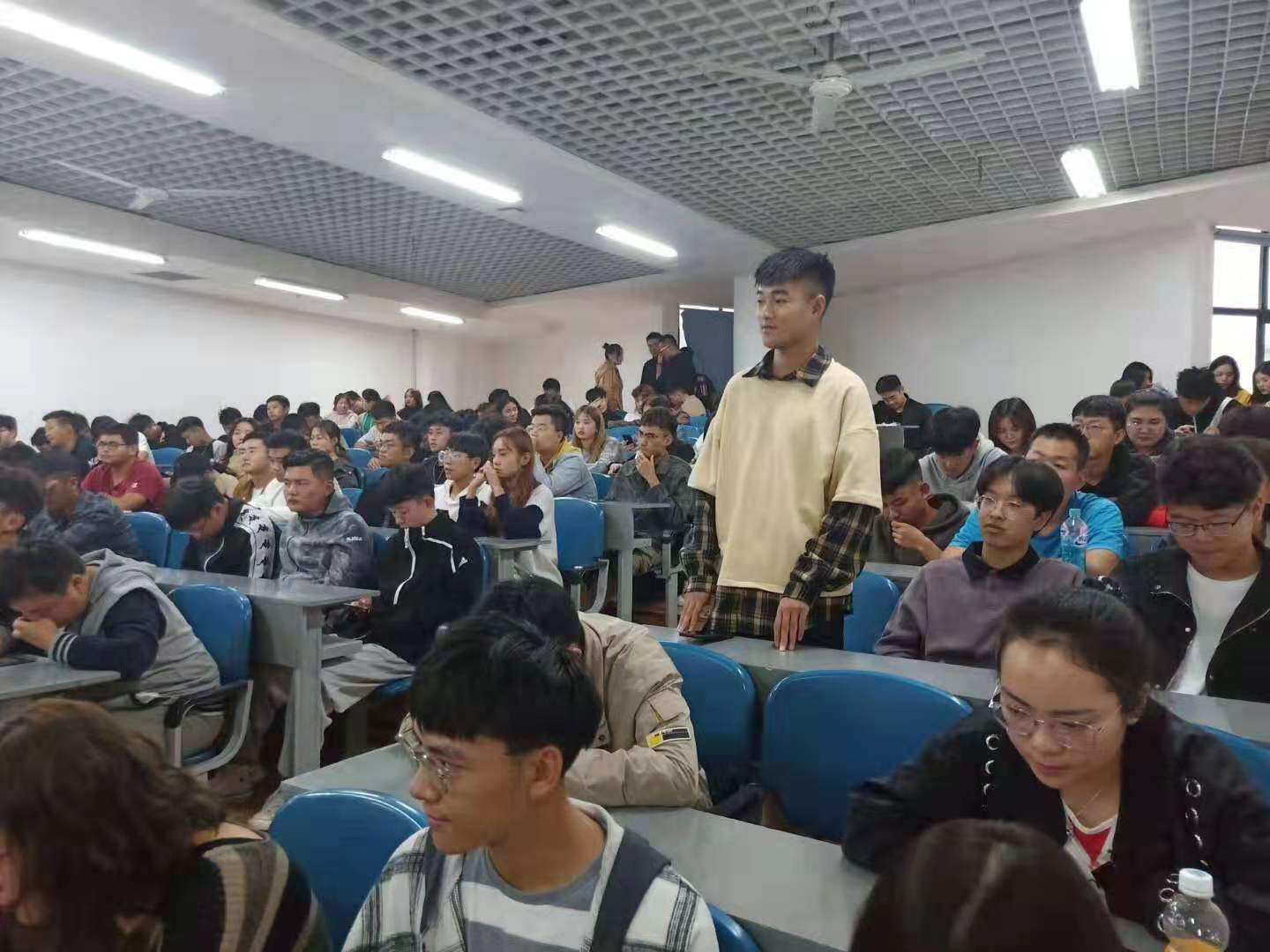 学生积极回答问题.jpg 学生积极回答问题.jpg