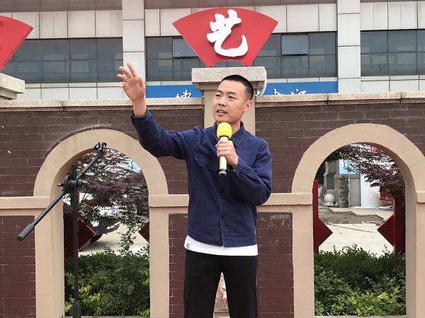 选手朗诵.jpg 选手朗诵.jpg