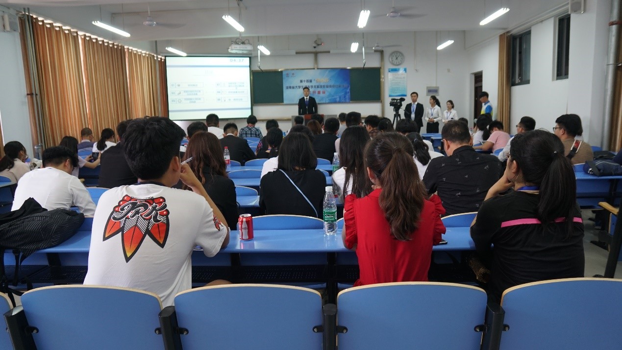 我校学生在比赛现场参加作品答辩.jpg 我校学生在比赛现场参加作品答辩.jpg