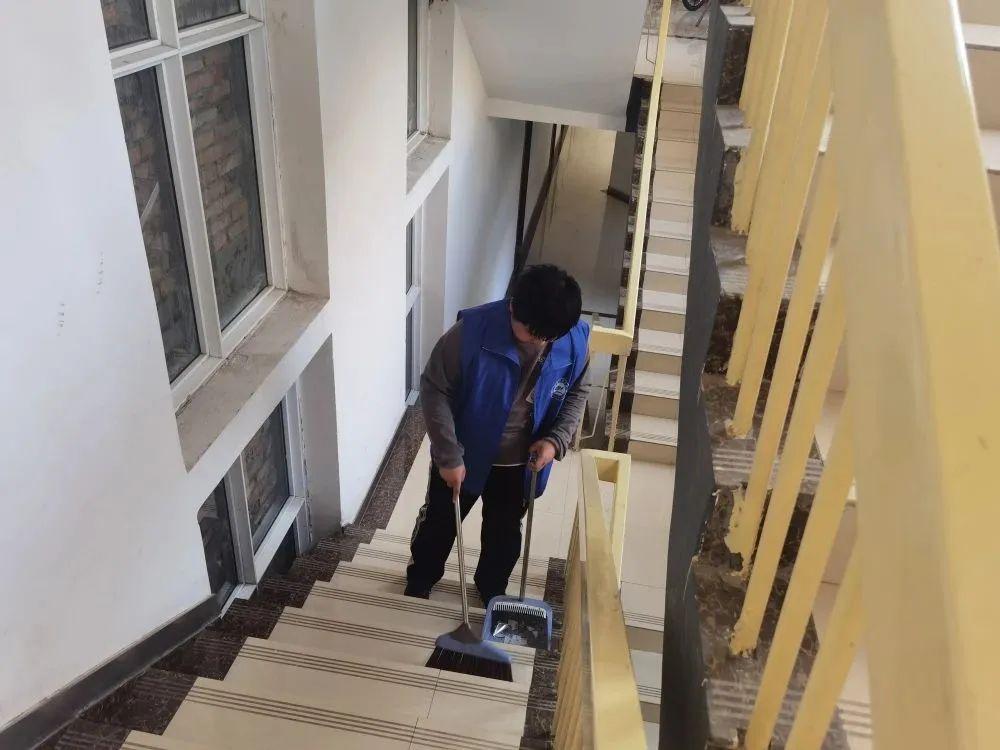 “园丁公寓之行,缔造纯净环境”社区实践活动 “园丁公寓之行,缔造纯净环境”社区实践活动