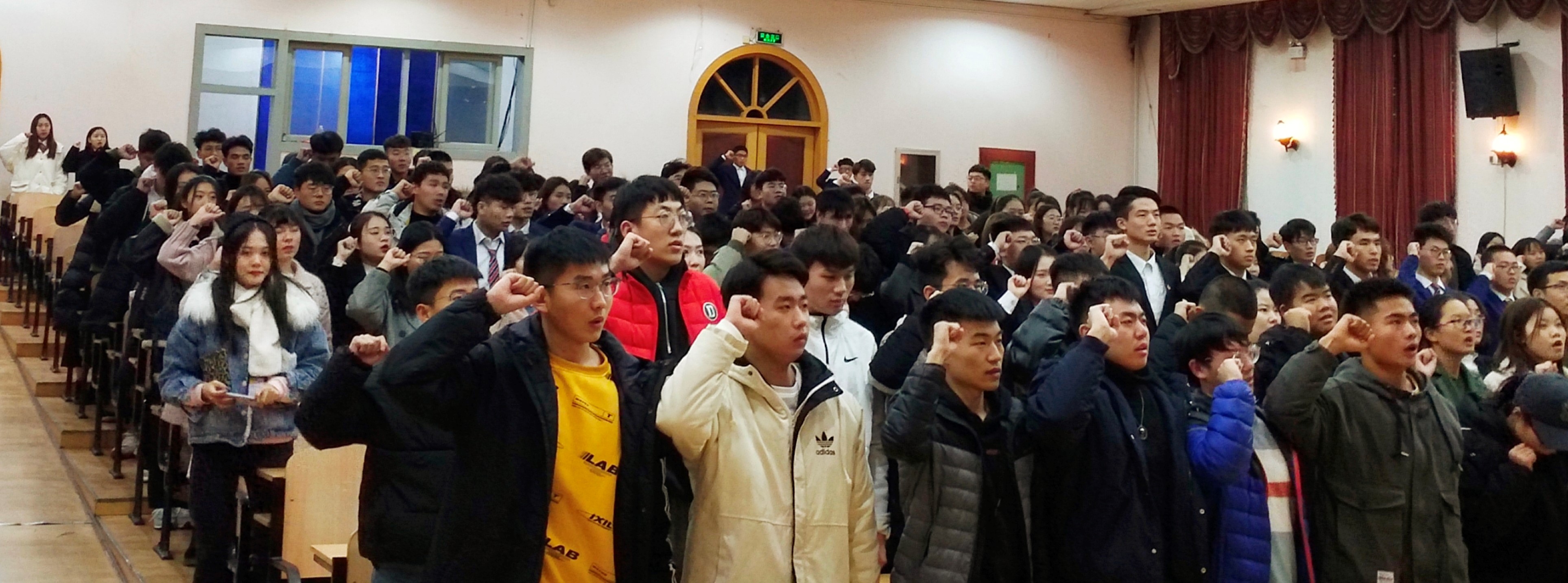同学们进行宣誓.jpg 同学们进行宣誓.jpg