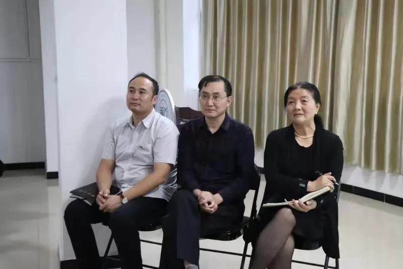 各位老师正在听演讲会.jpg 各位老师正在听演讲会.jpg
