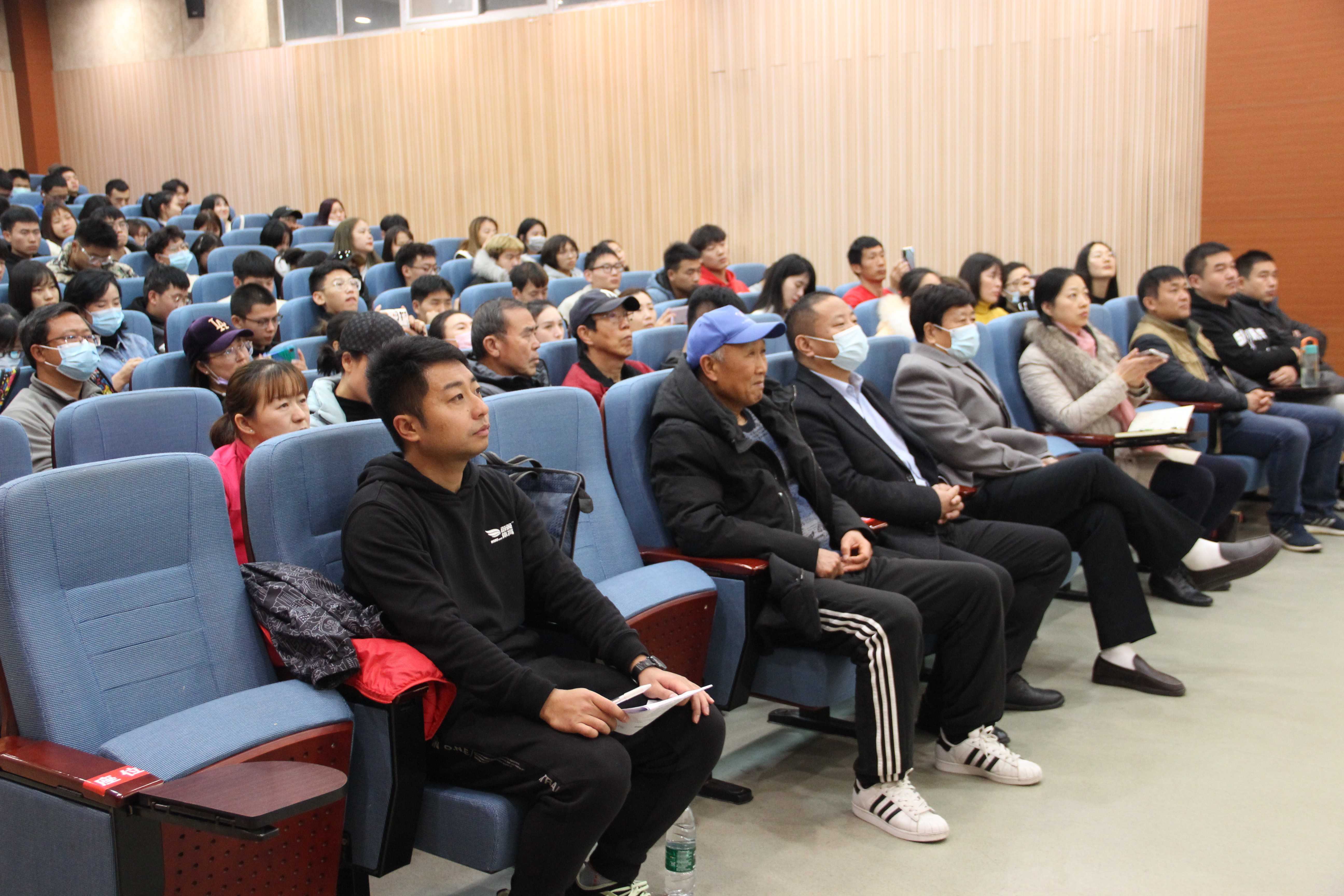会场照片 (2).jpg 会场照片 (2).jpg