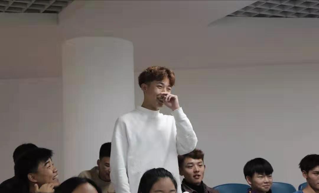 学生发表意见.jpg 学生发表意见.jpg