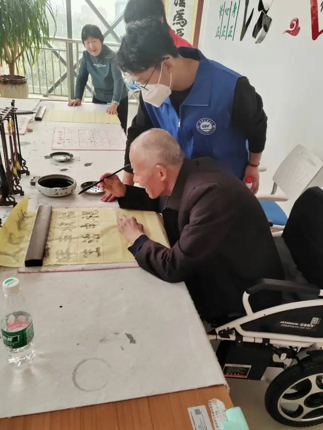 “敬老院送温暖献爱心”社区实践活动 “敬老院送温暖献爱心”社区实践活动