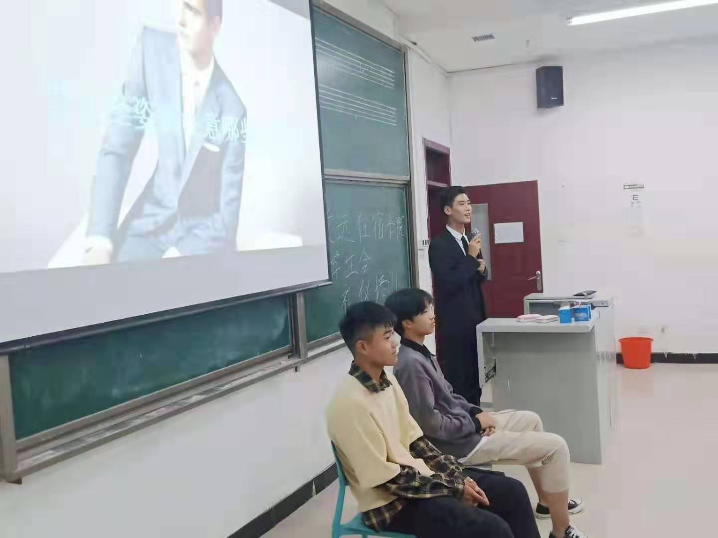 学生礼仪示范.jpg 学生礼仪示范.jpg