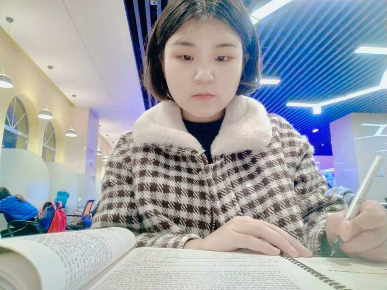 朱莹华2.jpg 朱莹华2.jpg