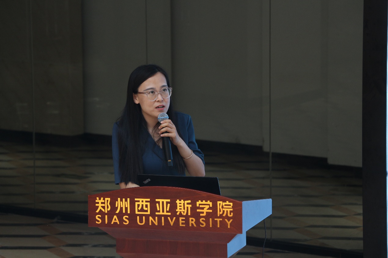 女人拿着手机中度可信度描述已自动生成