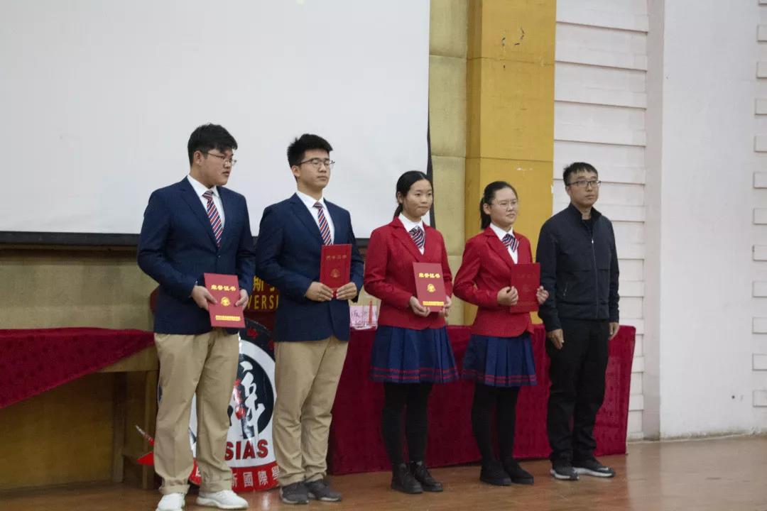 分团委书记马晓飞为亚军颁奖 (1).jpg 分团委书记马晓飞为亚军颁奖 (1).jpg