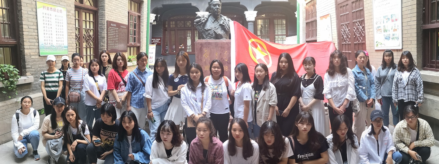 刘少奇纪念铜像前合影.jpg 刘少奇纪念铜像前合影.jpg