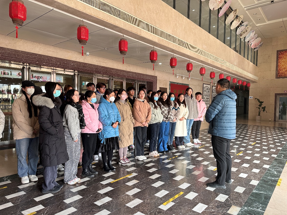 一群人站在建筑前描述已自动生成