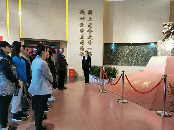 观看学习焦裕禄纪念馆.jpg 观看学习焦裕禄纪念馆.jpg