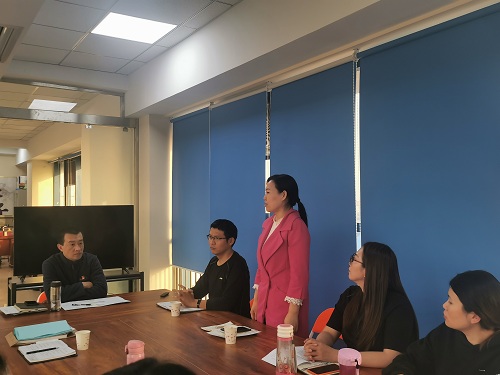 教工党员进行发言.jpg 教工党员进行发言.jpg