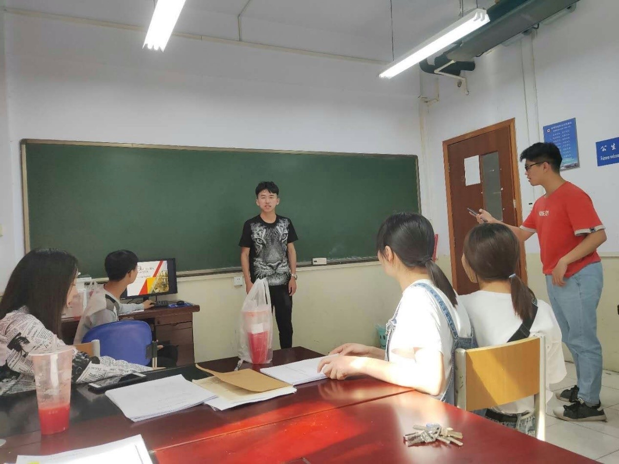 我校学生认真进行作品答辩练习.jpg 我校学生认真进行作品答辩练习.jpg